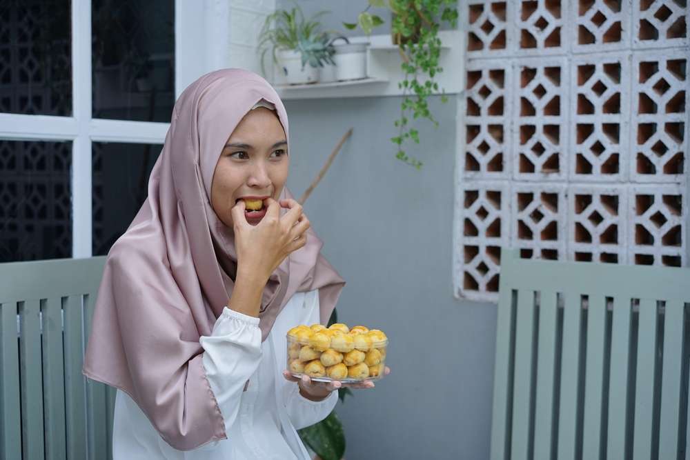 Makan Kue Kering