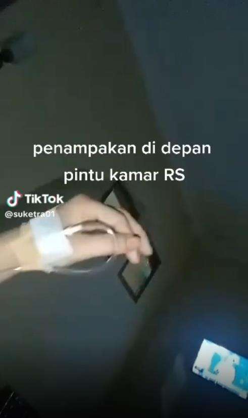 Iseng rekam suasana kamar, pasien kaget lihat penampakan pocong di pintu.