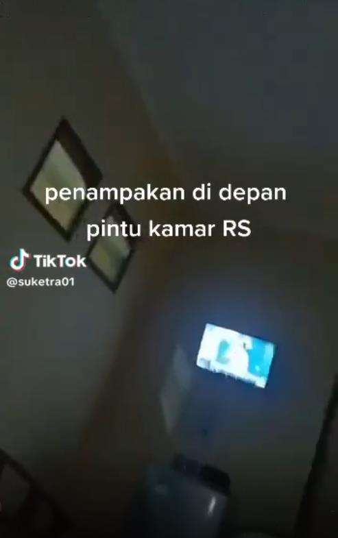 Iseng rekam suasana kamar, pasien kaget lihat penampakan pocong di pintu.