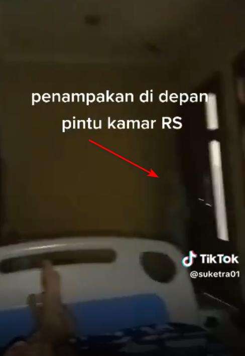 Iseng rekam suasana kamar, pasien kaget lihat penampakan pocong di pintu.