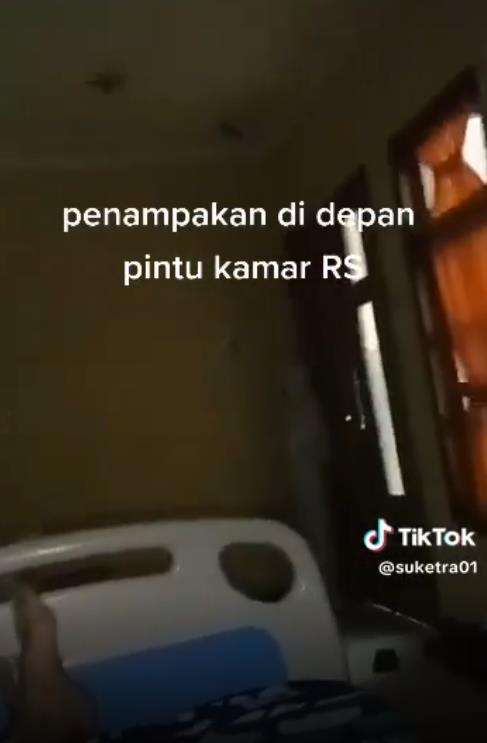 Iseng rekam suasana kamar, pasien kaget lihat penampakan pocong di pintu.