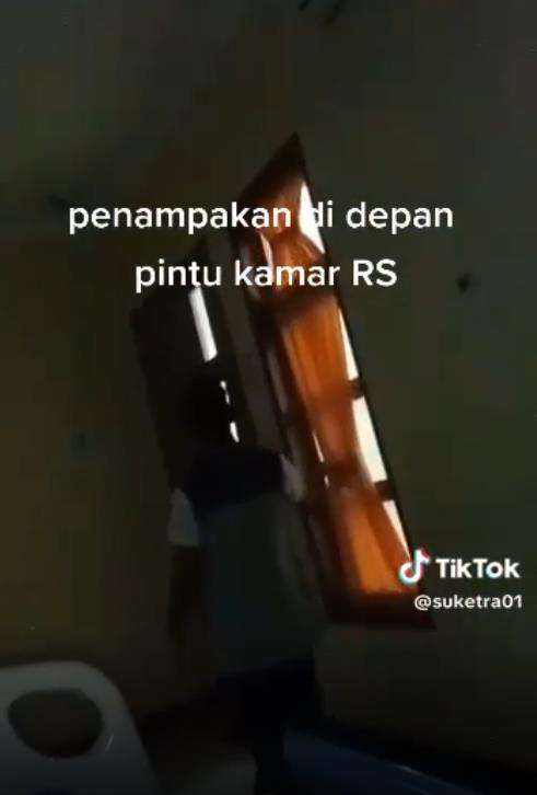 Iseng rekam suasana kamar, pasien kaget lihat penampakan pocong di pintu.