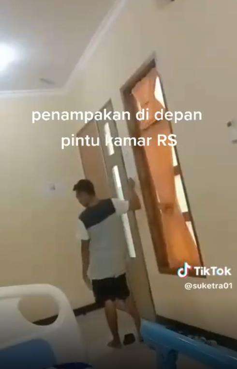Iseng rekam suasana kamar, pasien kaget lihat penampakan pocong di pintu.