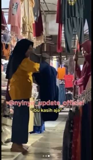 Momen Haru Ketulusan Hati Penjual di Pasar, Rela Kasih Baju Gratis untuk Anak Kecil, Bikin Hati Terenyuh