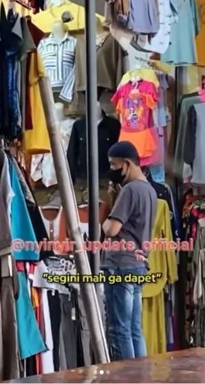 Momen Haru Ketulusan Hati Penjual di Pasar, Rela Kasih Baju Gratis untuk Anak Kecil, Bikin Hati Terenyuh