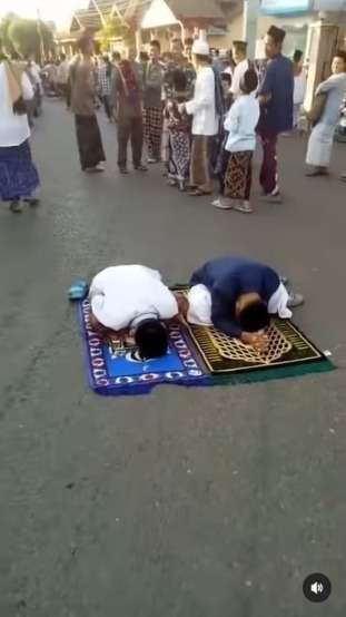 Momen Ngakak Dua Orang Pria Ketiduran di Tengah Jalan saat Shalat Ied, Gak Ada yang Bangunin!