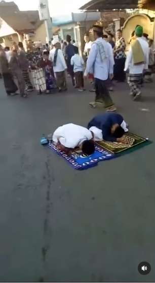 Momen Ngakak Dua Orang Pria Ketiduran di Tengah Jalan saat Shalat Ied, Gak Ada yang Bangunin!