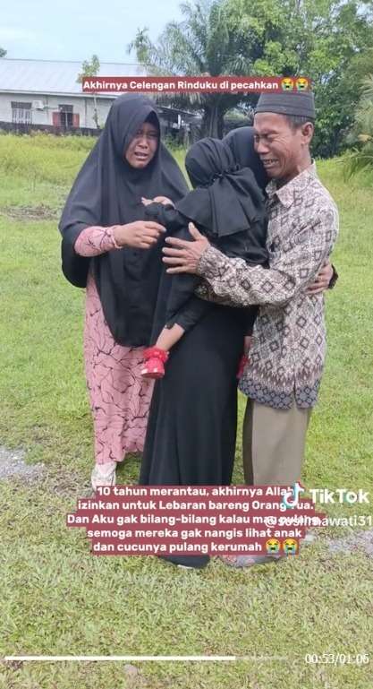 Momen Haru Wanita Kasih Kejutan Tiba-Tiba Mudik ke Orangtua Setelah 10 Tahun Tak Pulang Kampung