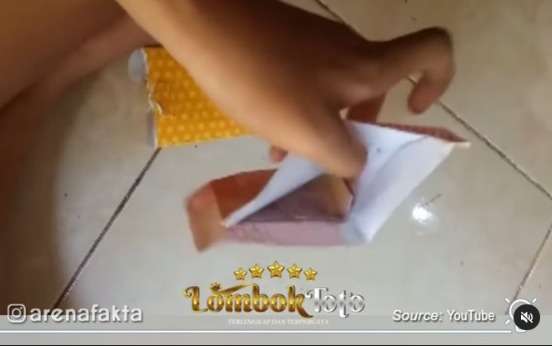 Dikira Uang Rp100 Ribu, Pas DIlihat Lagi Amplopnya Ternyata Isinya Bikin Nyesek