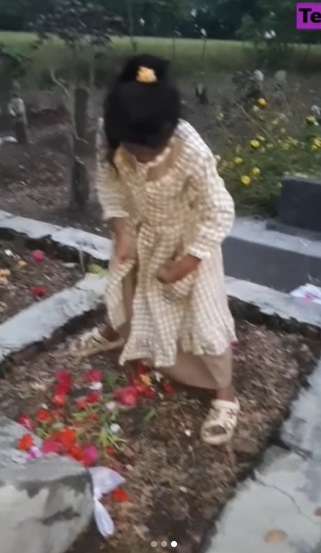 bocah cari uang di kuburan bocah cari uang di kuburan