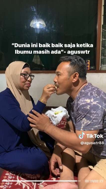 Momen Haru Polisi Sungkem Dengan Ibunya, Setelah 16 Tahun Tak Lebaran Bersama