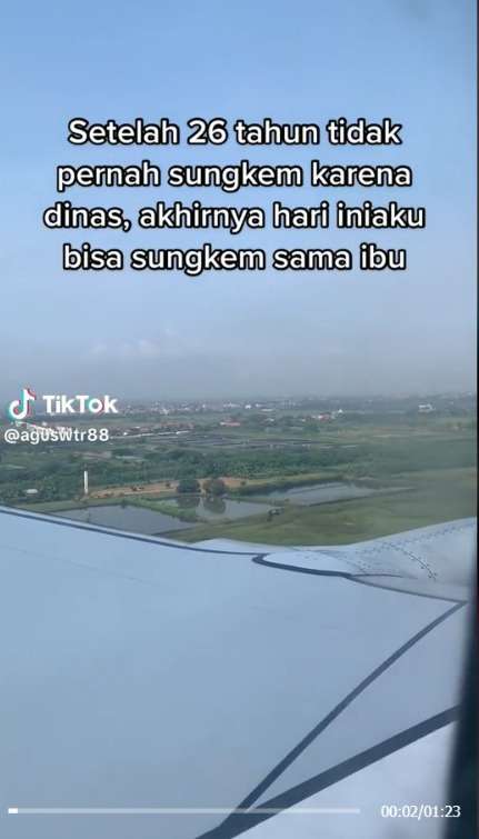Momen Haru Polisi Sungkem Dengan Ibunya, Setelah 16 Tahun Tak Lebaran Bersama