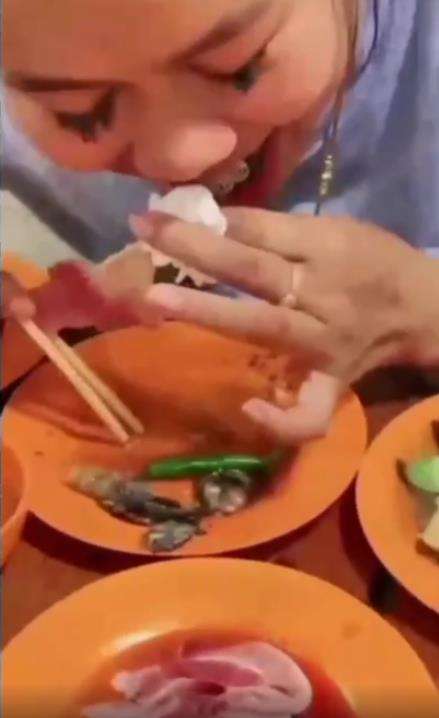 Makanan nyangkut di behel gigi saat makan di restoran.