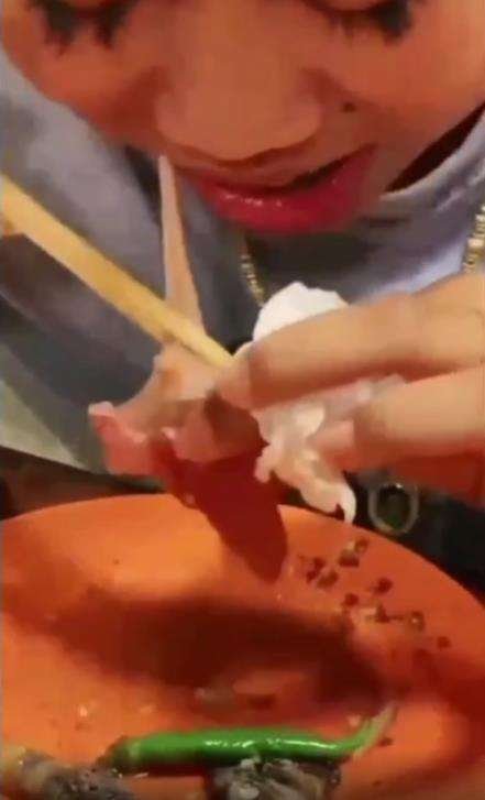 Makanan nyangkut di behel gigi saat makan di restoran.