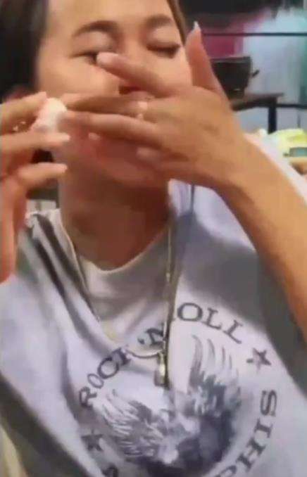 Makanan nyangkut di behel gigi saat makan di restoran.