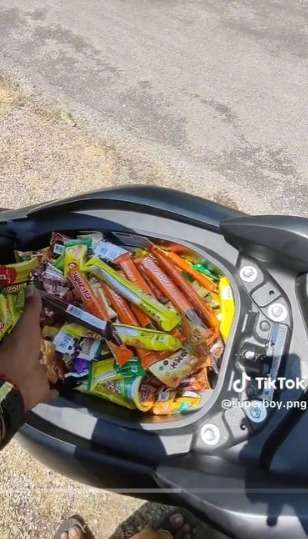 Momen Ngakak Pemuda Kumpulkan Jajanan Saat Lebaran, Hasilnya Bisa Buka Warung Sendiri