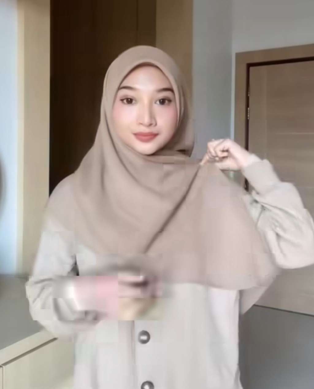 Tutorial Hijab Square untuk Kuliah, Finishing Look Manis dan Sopan