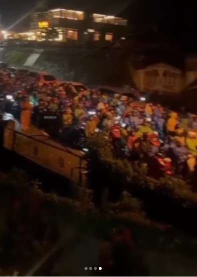 Viral Jalan Raya Puncak Macet Hingga 12 Jam, Sampai Polisi Buat Tulisan ini di Jalan