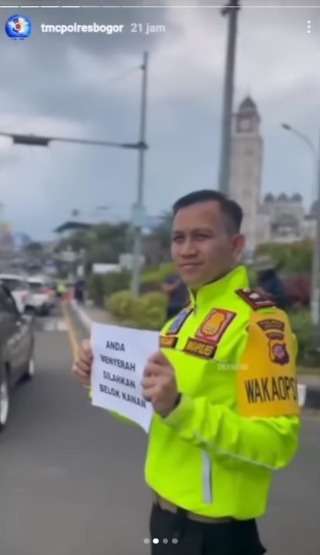 Viral Jalan Raya Puncak Macet Hingga 12 Jam, Sampai Polisi Buat Tulisan ini di Jalan