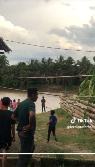 Ngeri Banget! Angin Kencang Hempas Pengendara yang Lewat Jembatan Gantung Sumatera Selatan
