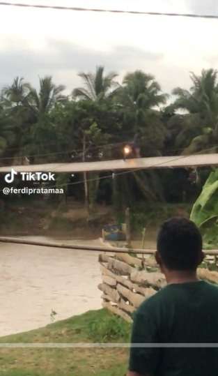 Ngeri Banget! Angin Kencang Hempas Pengendara yang Lewat Jembatan Gantung Sumatera Selatan