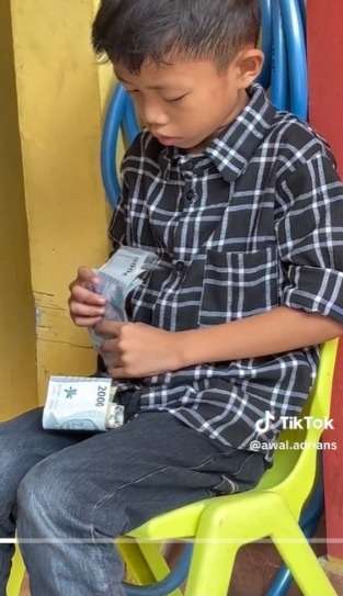 Momen Lucu Bocah Hitung Uang Hasil THR, Warganet: Siap-Siap Masuk Investasi Emak