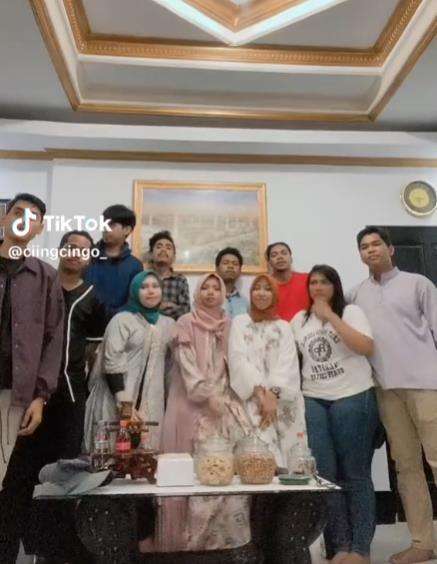 Niatnya foto bersama pas Lebaran, pria ini pecahkan meja kaca.