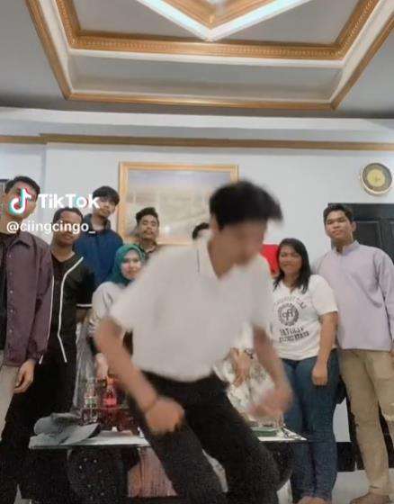 Niatnya foto bersama pas Lebaran, pria ini pecahkan meja kaca.