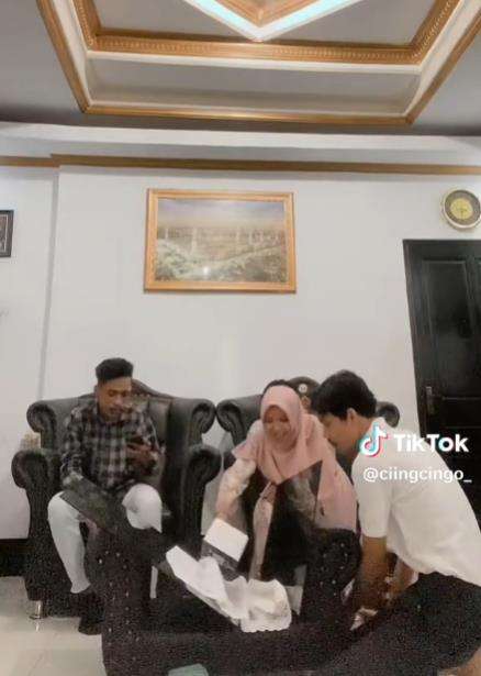 Niatnya foto bersama pas Lebaran, pria ini pecahkan meja kaca.