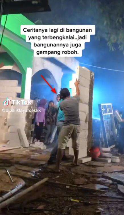 Behind the scene tembok bangunan terbengkalai roboh.