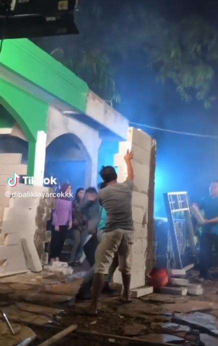 Behind the scene tembok bangunan terbengkalai roboh.