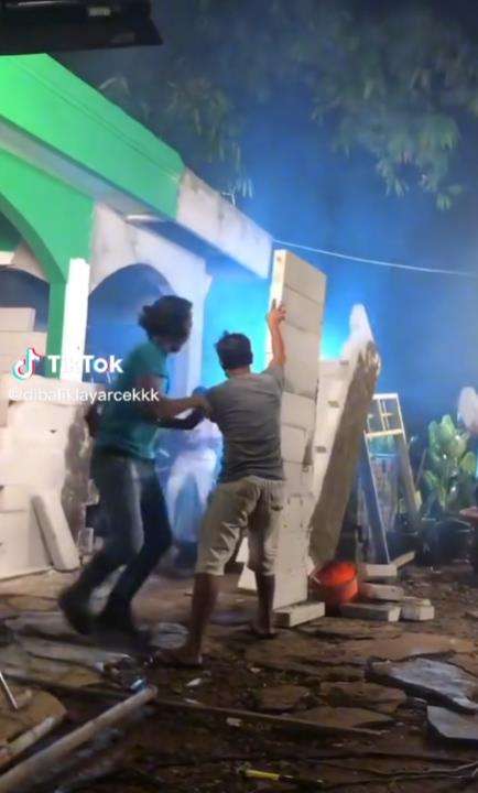 Behind the scene tembok bangunan terbengkalai roboh.