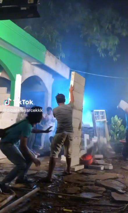 Behind the scene tembok bangunan terbengkalai roboh.