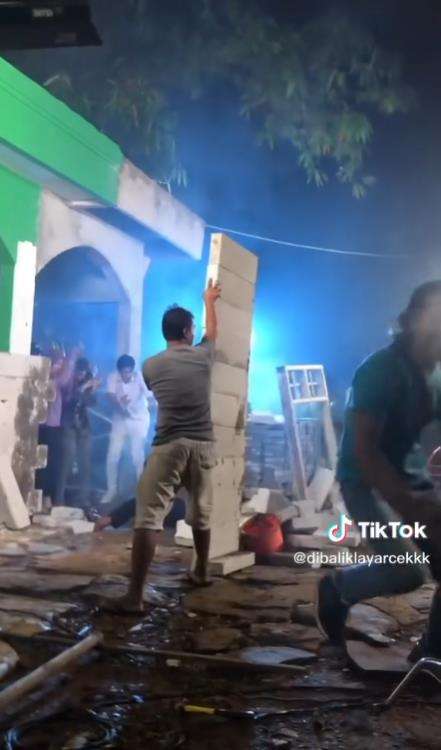 Behind the scene tembok bangunan terbengkalai roboh.
