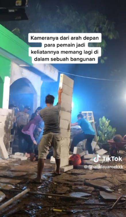 Behind the scene tembok bangunan terbengkalai roboh.