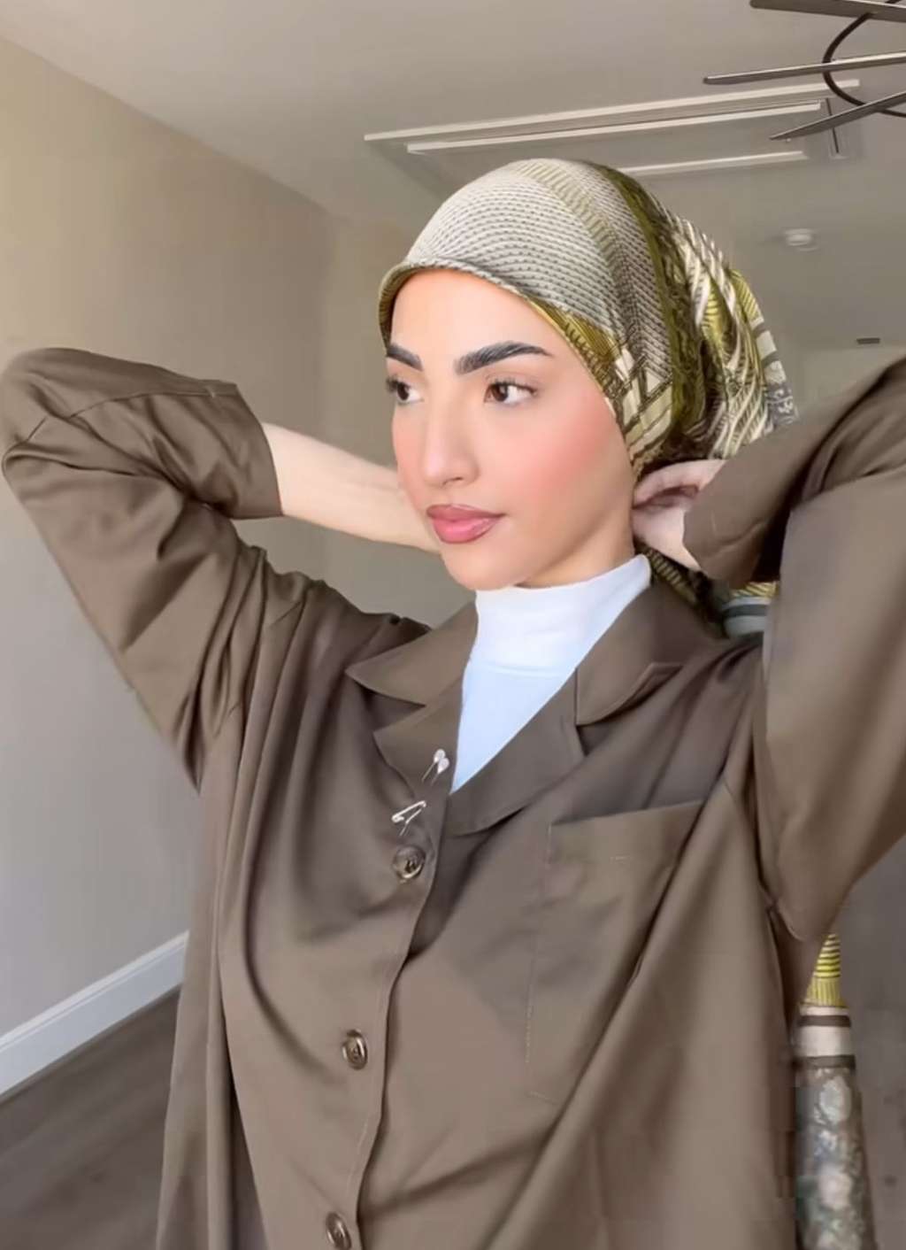 Formal Look dengan Hijab Pattern, Modis nan Memikat