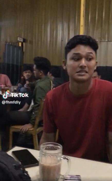 Aksi jahil nyolong mangkok teman yang lagi aduk mie.