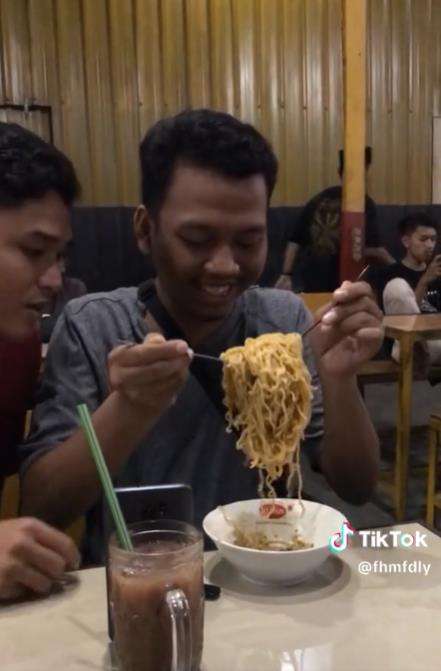 Aksi jahil nyolong mangkok teman yang lagi aduk mie.