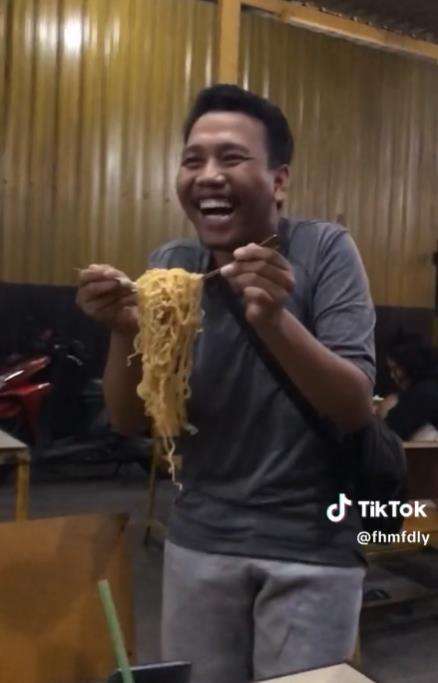 Aksi jahil nyolong mangkok teman yang lagi aduk mie.