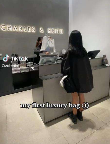 Gadis viral karena tas Charles & Keith.