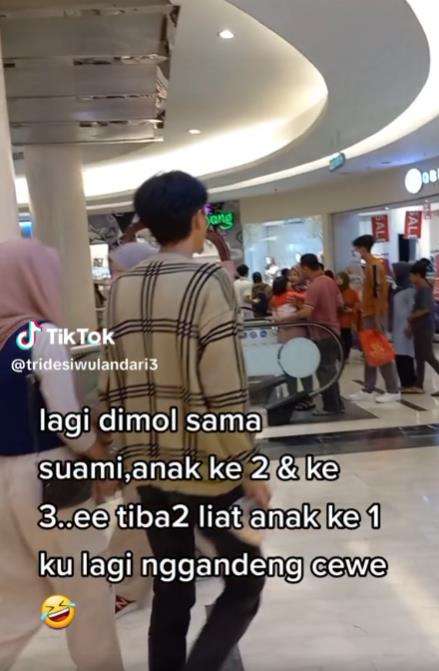 Lagi nge-mall bareng keluarga, emak-emak ketemu anaknya gandeng cewek.