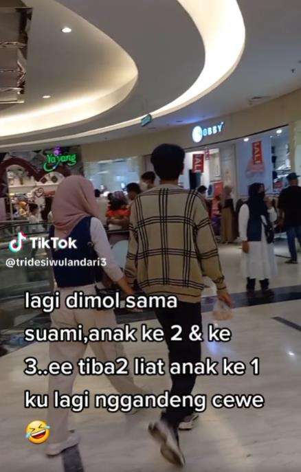 Lagi nge-mall bareng keluarga, emak-emak ketemu anaknya gandeng cewek.