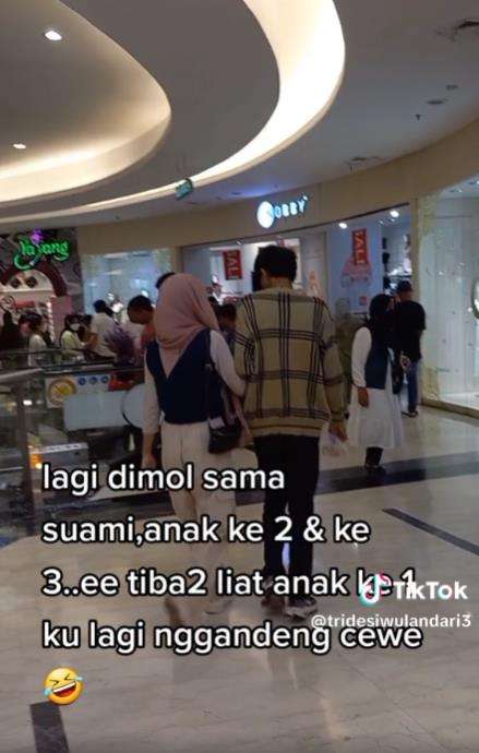 Lagi nge-mall bareng keluarga, emak-emak ketemu anaknya gandeng cewek.