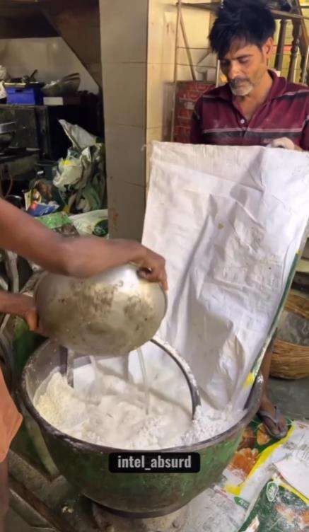 Proses pembuatan jajanan rambut nenek ala India.