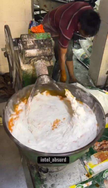 Proses pembuatan jajanan rambut nenek ala India.