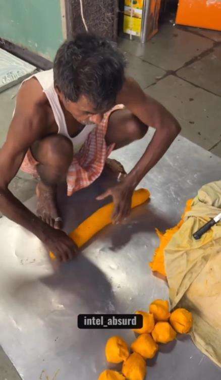 Proses pembuatan jajanan rambut nenek ala India.