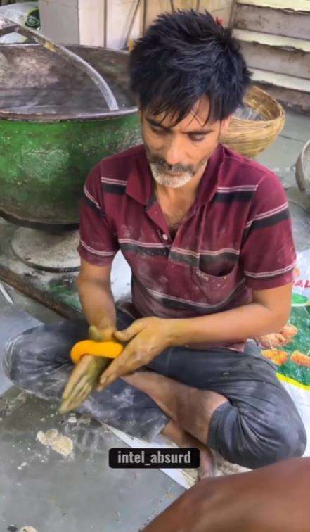 Proses pembuatan jajanan rambut nenek ala India.
