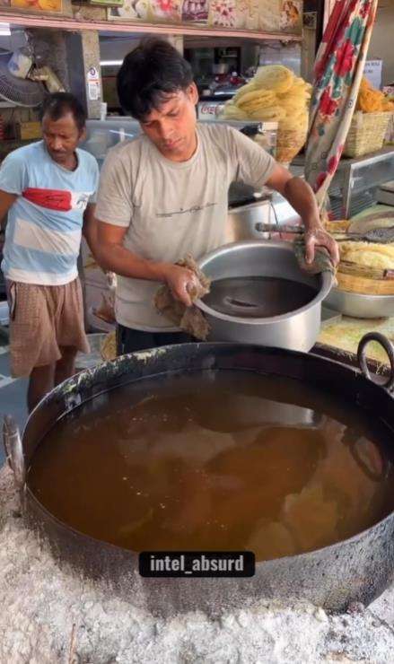 Proses pembuatan jajanan rambut nenek ala India.