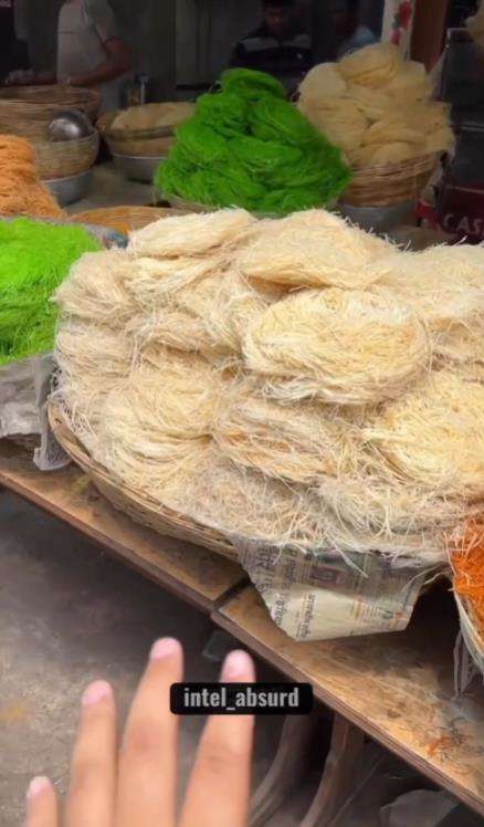 Proses pembuatan jajanan rambut nenek ala India.