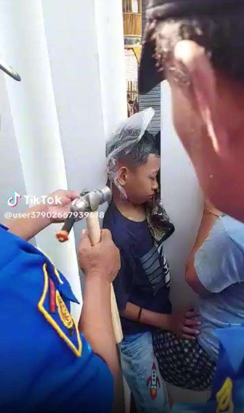 Momen kepala bocah terjepit di sela tembok.